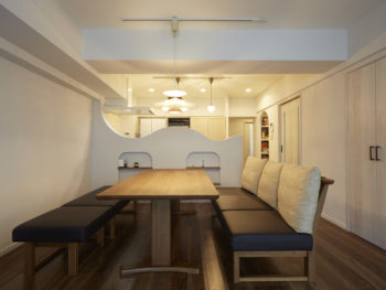 LDKは波打つようなデザインのキッチンカウンターを中心に、幅広の床材や珪藻土の壁で落ち着いた雰囲気を演出。