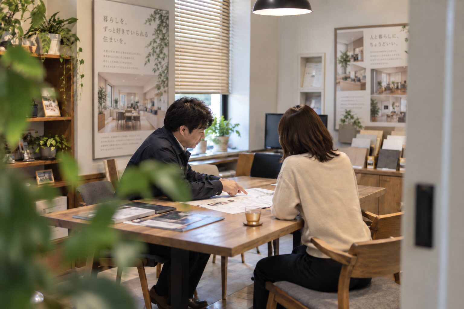 担当者がお客様と工程表を確認する様子