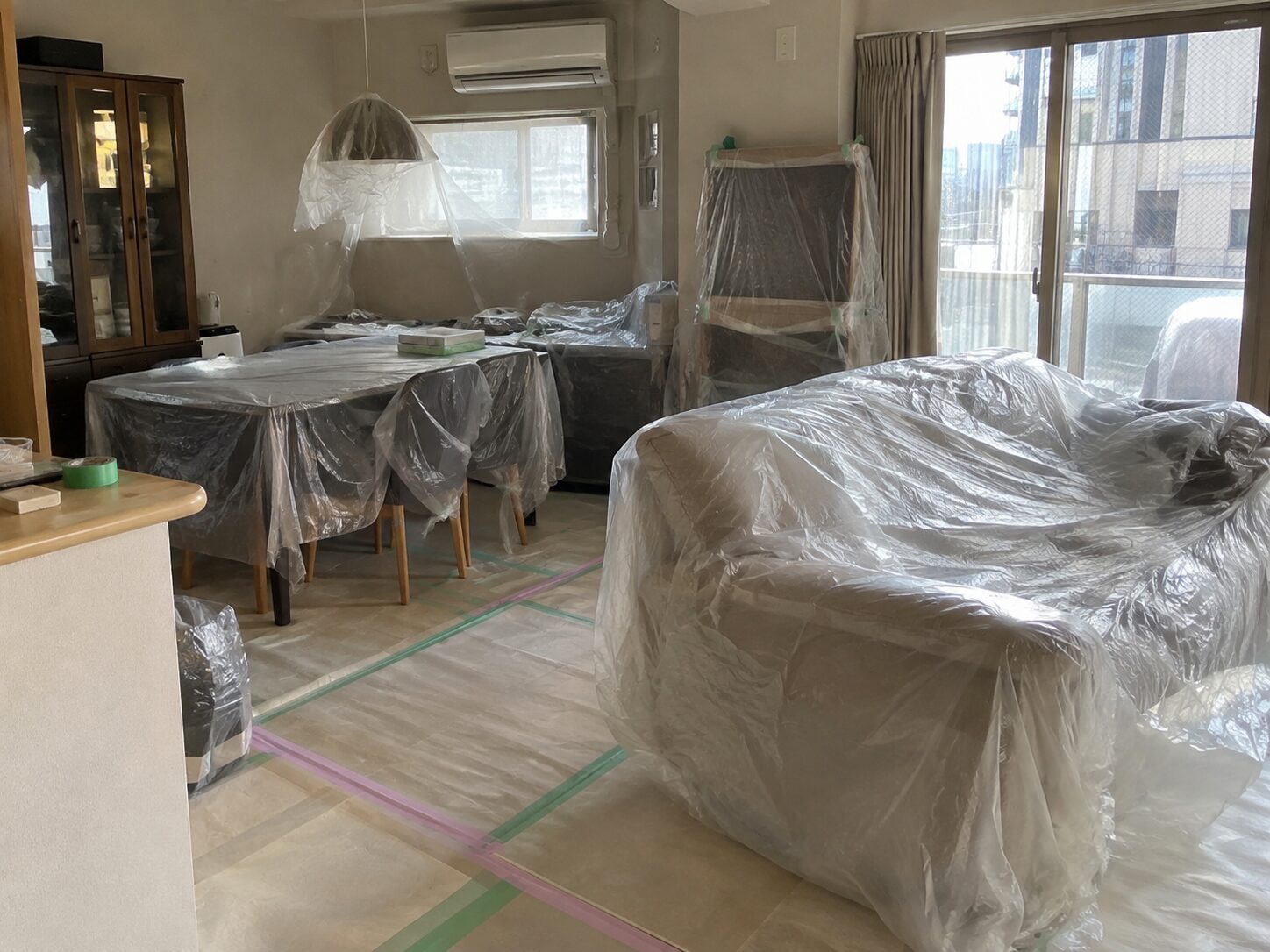家具をまとめて養生した室内